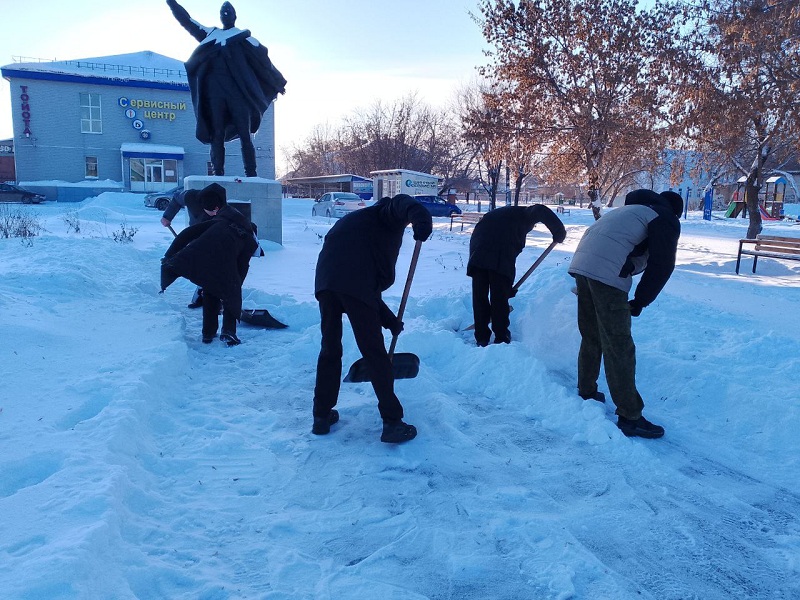 Уборка территории у памятника А. Матросова.