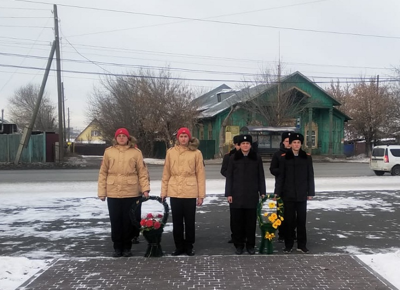 Возложение гирлянд к памятнику Героя Советского Союза А. Матросова.