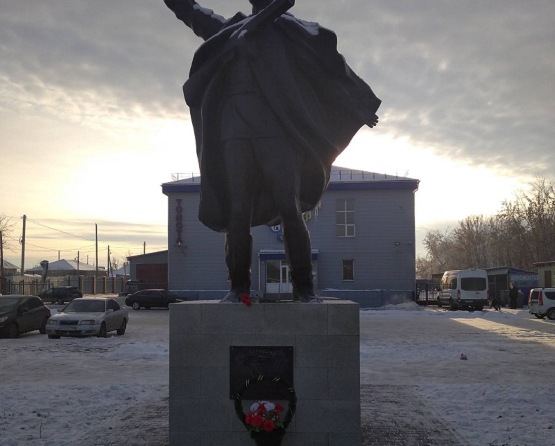 Возложение гирлянд и цветов к памятнику Героя Советского Союза А. Матросова.