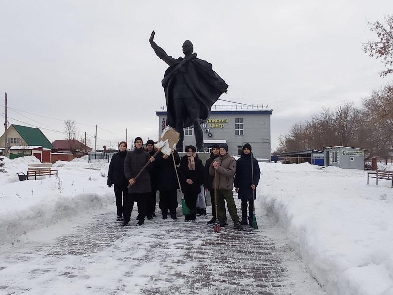 Уборка территории у памятника Александра Матросова.